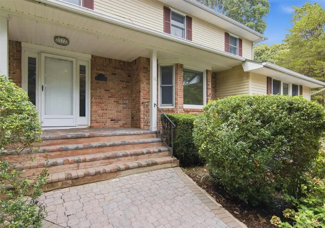 Photo 3 of Sale Pending at 18 White Deer Ct, Huntington, NY 11743 | MLS# 1048704 | Listing updated on 2026-10-11