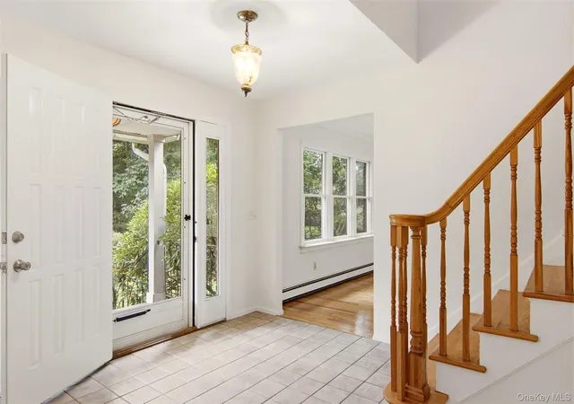 Photo 3 of Sale Pending at 18 White Deer Ct, Huntington, NY 11743 | MLS# 1048704 | Listing updated on 2026-10-11