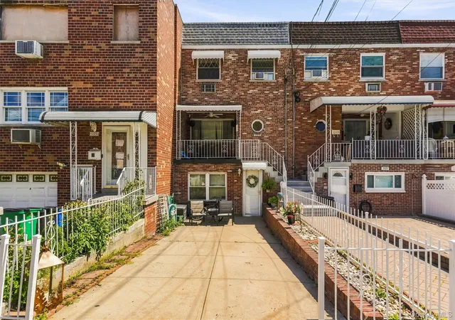 Photo 3 of Single family home for sale at 1018 Throggmorton Ave, New York, NY 10465 | MLS# 1048708 | Listing updated on 2026-09-17