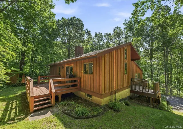 Photo 3 of Single family home for sale at 90 Highland Ave, Marlboro, NY 12542 | MLS# 1048731 | Listing updated on 2026-09-30