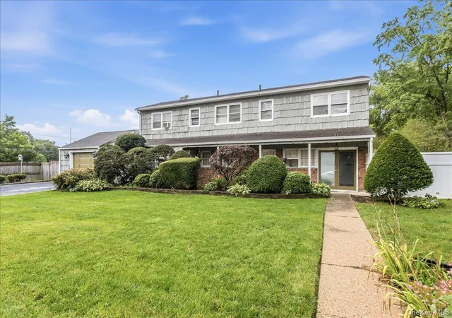 Photo 3 of Single family home for sale at 1 Greentree Cir, North Hempstead, NY 11590 | MLS# 1048748 | Listing updated on 2026-09-21