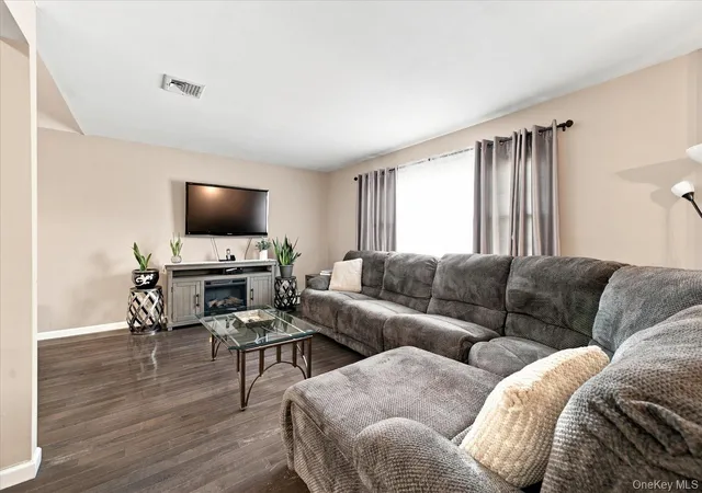 Photo 4 of Single family home for sale at 1985 Park St, Hempstead, NY 11509 | MLS# 1048755 | Listing updated on 2026-10-07