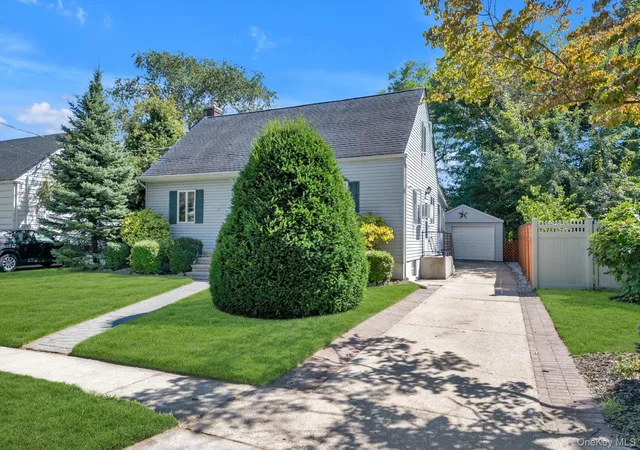 Photo 1 of Single family home for sale at 54 Sullivan Rd, Oyster Bay, NY 11735 | MLS# 1048788 | Listing updated on 2026-09-13