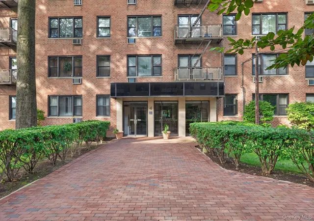 Photo 1 of Condo for sale at 4 Birchwood Ct #4G, North Hempstead, NY 11501 | MLS# 1048796 | Listing updated on 2026-10-02