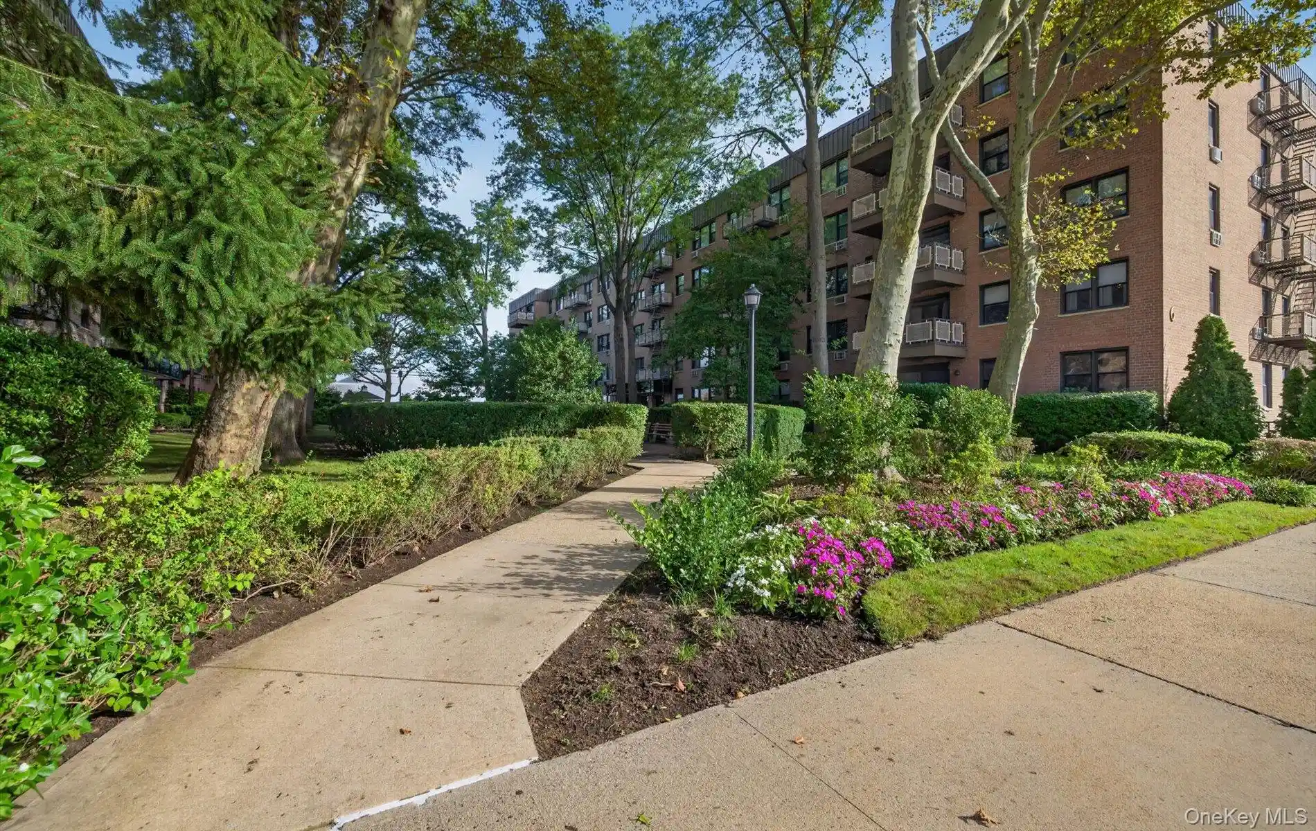 Listing Photo 2 - Condo for sale in 4 Birchwood Ct located at 4 Birchwood Ct, Hempstead, NY 11030 - Unit #4G