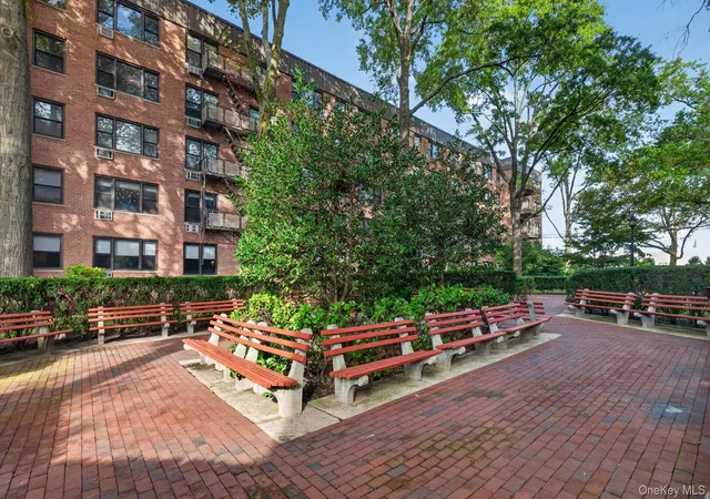 Photo 3 of House for sale at 4 Birchwood Ct #4G, North Hempstead, NY 11501 | MLS# 1048796 | Listing updated on 2026-10-02