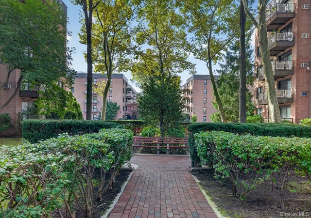 Photo 4 of House for sale at 4 Birchwood Ct #4G, North Hempstead, NY 11501 | MLS# 1048796 | Listing updated on 2026-10-02