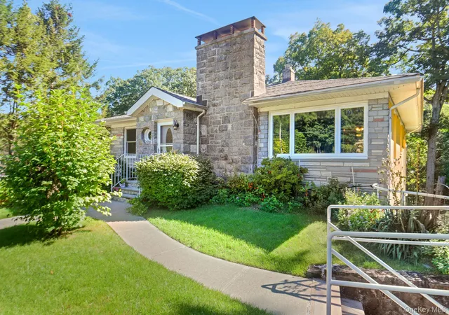 Photo 2 of Single family home for sale at 6 Arbutus St, Putnam Valley, NY 10579 | MLS# 1048801 | Listing updated on 2026-09-13
