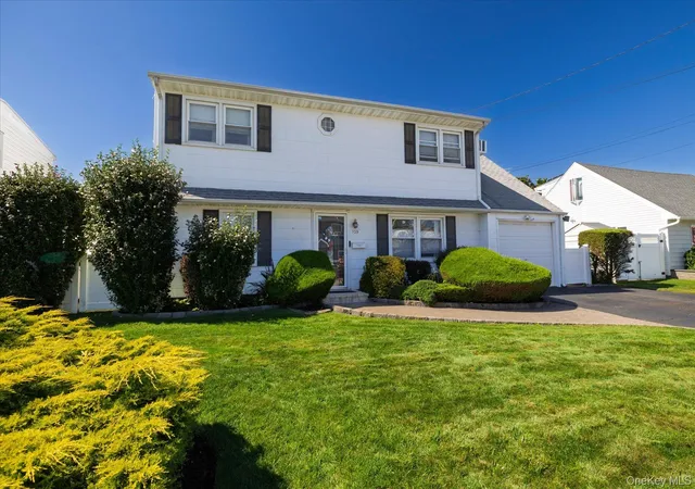Photo 1 of Single family home for sale at 129 Arlyn Dr W, Oyster Bay, NY 11758 | MLS# 1048828 | Listing updated on 2026-10-03