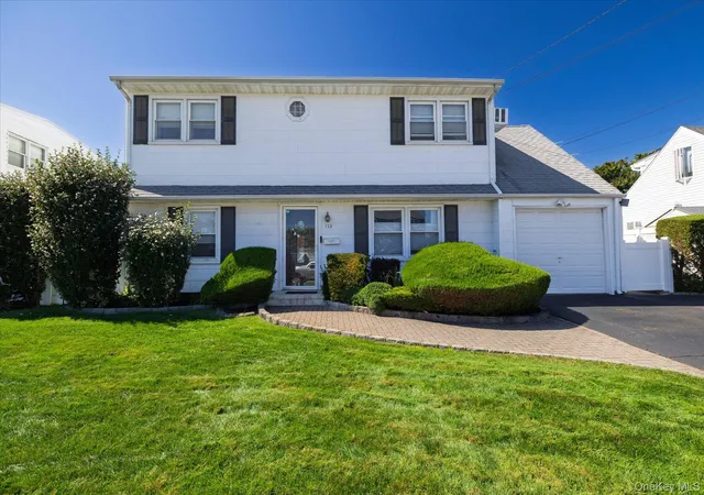 Photo 2 of Single family home for sale at 129 Arlyn Dr W, Oyster Bay, NY 11758 | MLS# 1048828 | Listing updated on 2026-10-03