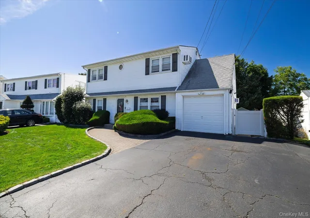 Photo 3 of Single family home for sale at 129 Arlyn Dr W, Oyster Bay, NY 11758 | MLS# 1048828 | Listing updated on 2026-10-03