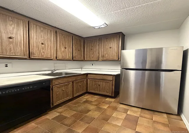 Photo 4 of House for sale at 1085 Warburton Ave #307, Yonkers, NY 10701 | MLS# 1048829 | Listing updated on 2026-10-17