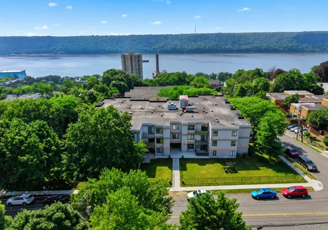 Listing Photo 2 - Condo for sale in building located at 421 N Broadway, Yonkers, NY 10701 - Unit #17