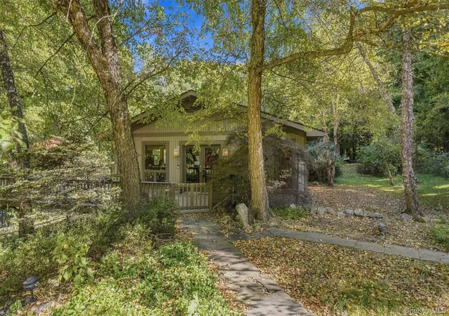 Photo 4 of Single family home for sale at 7 Abbey Rd, Warwick (town), NY 10990 | MLS# 1048848 | Listing updated on 2026-10-07
