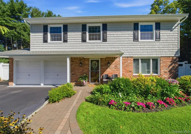 Photo 2 of Single family home for sale at 17 White Cliff Ln, Smithtown, NY 11767 | MLS# 1048941 | Listing updated on 2026-10-04