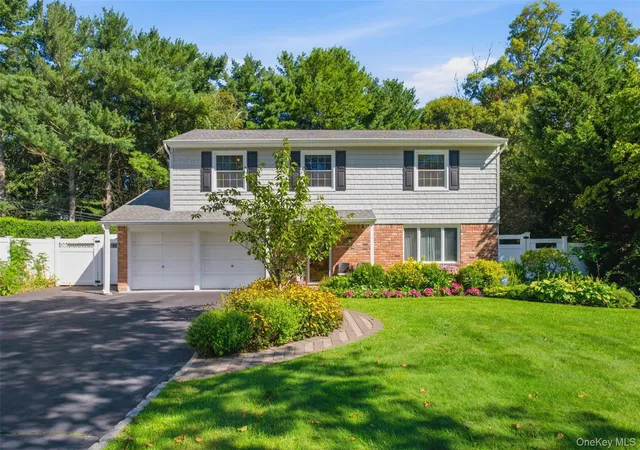 Photo 3 of Single family home for sale at 17 White Cliff Ln, Smithtown, NY 11767 | MLS# 1048941 | Listing updated on 2026-10-04