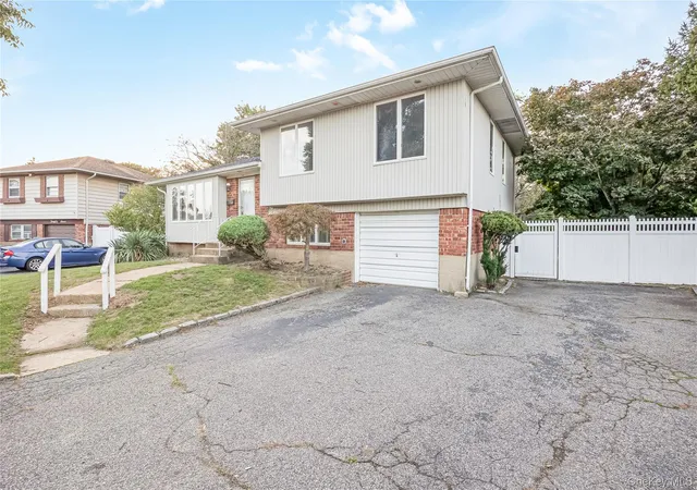 Photo 3 of Single family home for sale at 35 Eagle Ln, Oyster Bay, NY 11735 | MLS# 1048962 | Listing updated on 2026-10-01