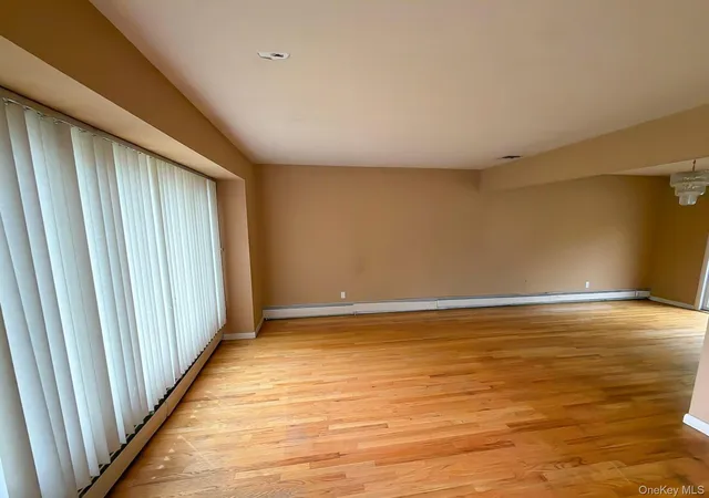 Photo 4 of Single family home for sale at 35 Eagle Ln, Oyster Bay, NY 11735 | MLS# 1048962 | Listing updated on 2026-09-20
