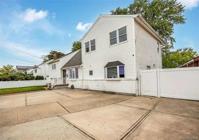 Photo 3 of Single family home for sale at 204 Bayside Ave, Hempstead, NY 11572 | MLS# 1048963 | Listing updated on 2026-09-25