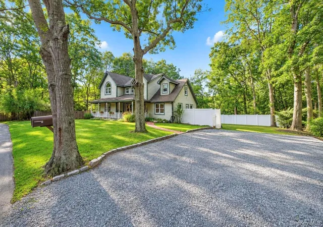 Photo 4 of Single family home for sale at 15 Hillcrest Ave, Brookhaven, NY 11777 | MLS# 1048964 | Listing updated on 2026-09-13