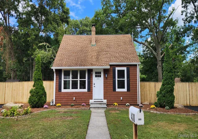 Photo 2 of Single family home for sale at 430 Boxwood Dr, Brookhaven, NY 11967 | MLS# 1048972 | Listing updated on 2026-10-06