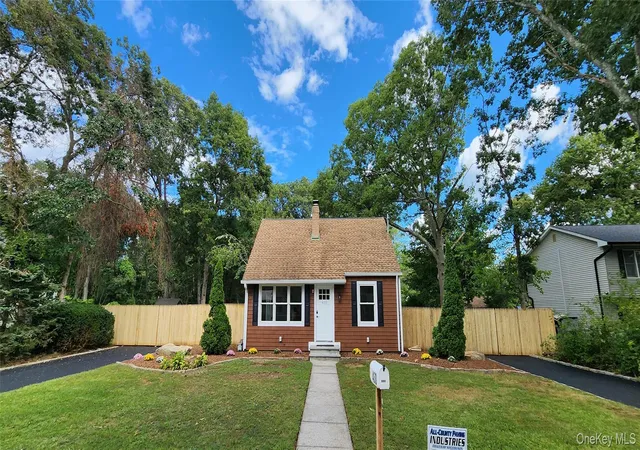 Photo 3 of Single family home for sale at 430 Boxwood Dr, Brookhaven, NY 11967 | MLS# 1048972 | Listing updated on 2026-10-06