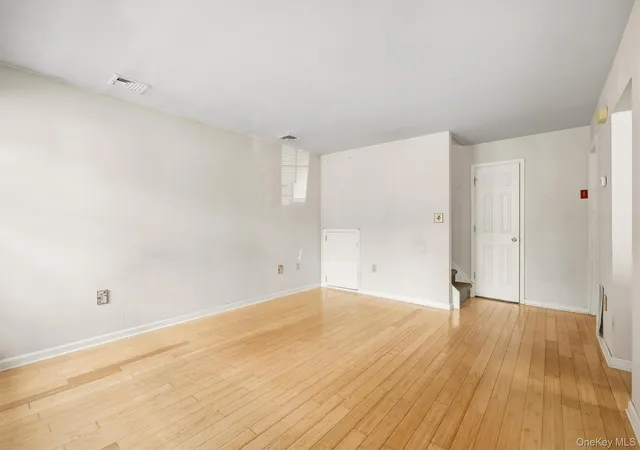 Listing Photo 5 - Condo for sale in building located at 91 Jimal Dr, Middletown, NY 10940