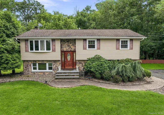 Photo 3 of Sale Pending at 14 Karl Ct, Clarkstown, NY 10920 | MLS# 1048983 | Listing updated on 2026-09-17