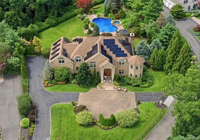Photo 2 of Mansion for sale at 15 Peppermill Ln, Huntington, NY 11746 | MLS# 1049045 | Listing updated on 2026-09-16