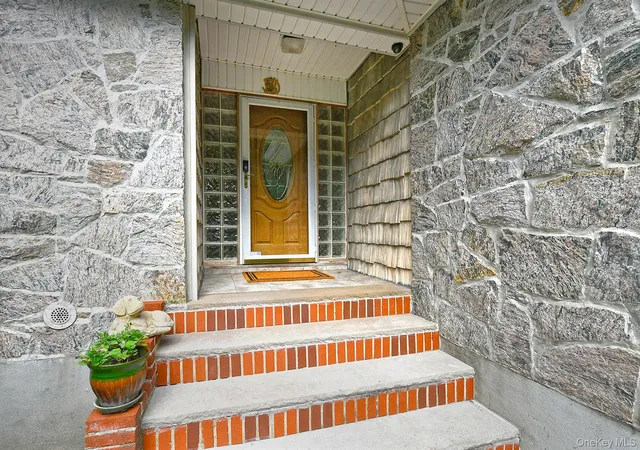 Photo 3 of Single family home for sale at 4 Village Hl Dr, Huntington, NY 11746 | MLS# 1049094 | Listing updated on 2026-10-08