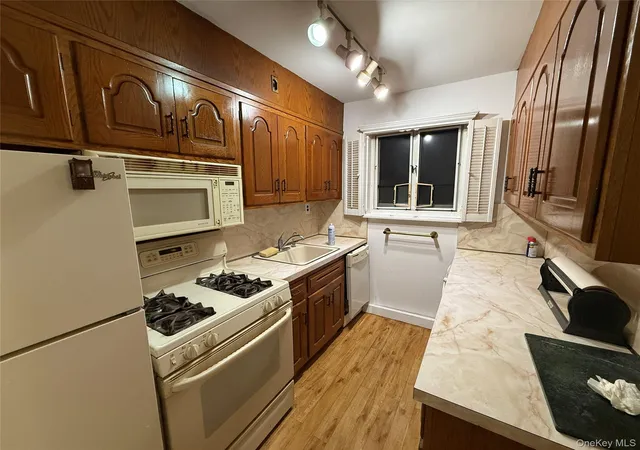 Listing Photo 5 - Condo for sale in building located at 220 Stronghurst Ave, New York, NY 11427 - Unit #20