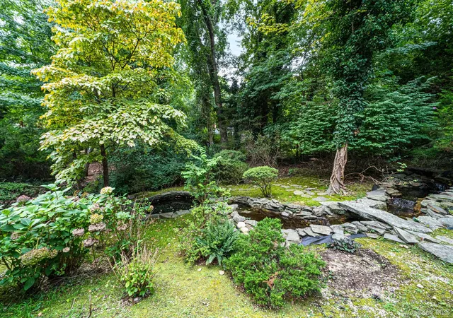 Photo 4 of Sale Pending at 2 Jefferson Ct, Brookhaven, NY 11733 | MLS# 1049104 | Listing updated on 2026-10-07