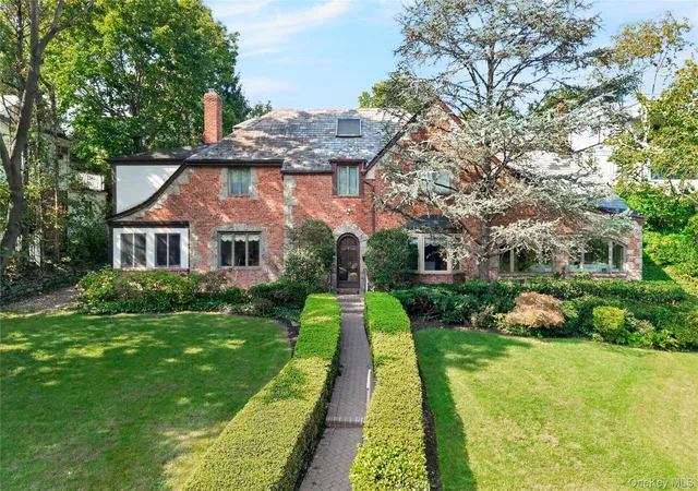 Photo 1 of Single family home for sale at 4 Parkwood Dr, North Hempstead, NY 11023 | MLS# 1049118 | Listing updated on 2026-10-08