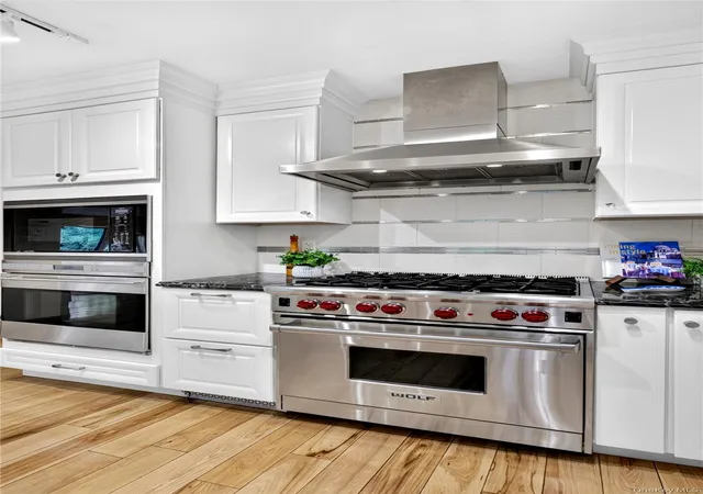 Photo 3 of Single family home for sale at 4 Parkwood Dr, North Hempstead, NY 11023 | MLS# 1049118 | Listing updated on 2026-10-08