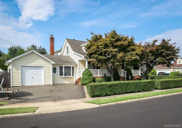 Photo 3 of Sale Pending at 46 Woodbine Dr E, Oyster Bay, NY 11801 | MLS# 1049130 | Listing updated on 2026-09-18