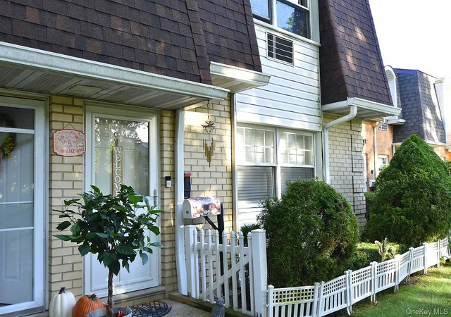 Photo 3 of Sale Pending at 10 Glen Holw Dr #C56, Brookhaven, NY 11742 | MLS# 1049174 | Listing updated on 2026-09-26