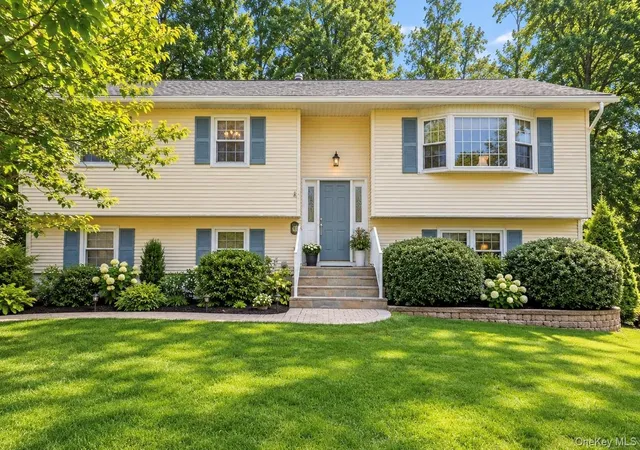 Photo 1 of Single family home for sale at 60 Gerardine Pl, Clarkstown, NY 10956 | MLS# 1049227 | Listing updated on 2026-09-12