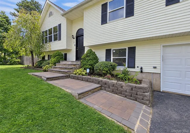 Photo 2 of Single family home for sale at 6 Gordal Ln, Brookhaven, NY 11727 | MLS# 1049249 | Listing updated on 2026-09-13
