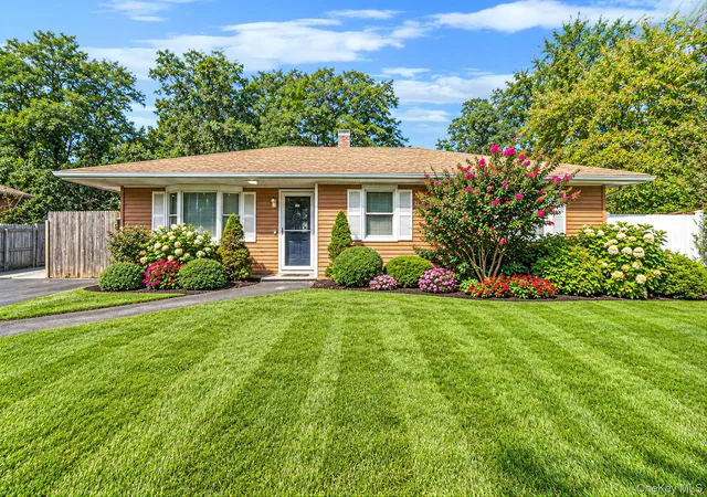 Photo 1 of Single family home for sale at 542 Agamemnon Ave, Brookhaven, NY 11713 | MLS# 1049252 | Listing updated on 2026-10-03