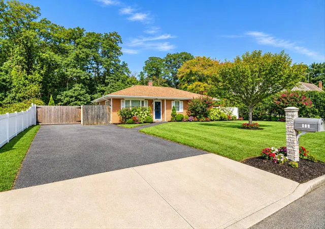 Photo 2 of Single family home for sale at 542 Agamemnon Ave, Brookhaven, NY 11713 | MLS# 1049252 | Listing updated on 2026-10-03