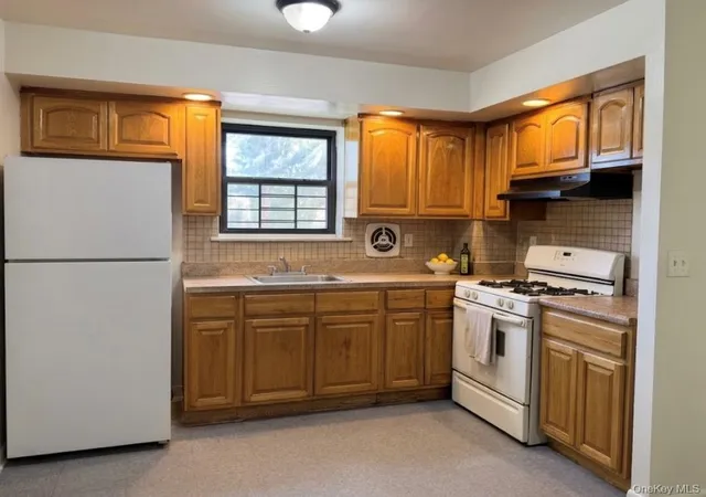 Listing Photo 4 - Condo for sale in building located at 1792 Lacombe Ave, New York, NY 10473