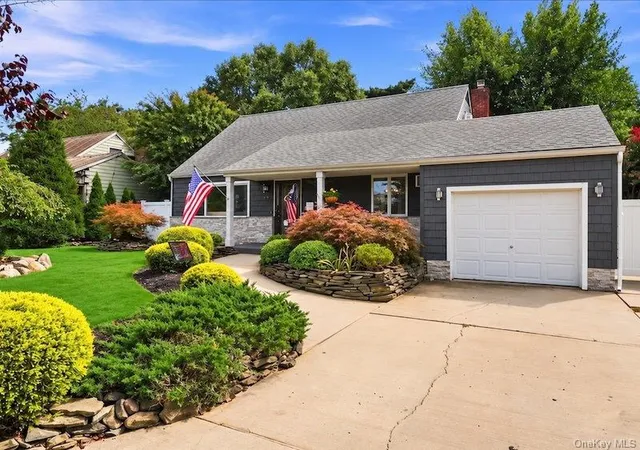 Photo 3 of Single family home for sale at 40 Greenwood Dr, Babylon, NY 11703 | MLS# 1049310 | Listing updated on 2026-09-24