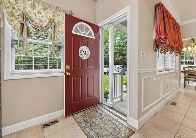 Photo 3 of Sale Pending at 89 Deer Valley Dr, Smithtown, NY 11767 | MLS# 1049319 | Listing updated on 2026-10-07