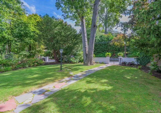 Photo 4 of Single family home for sale at 40 Prospect Ave, Oyster Bay, NY 11579 | MLS# 1049376 | Listing updated on 2026-10-02
