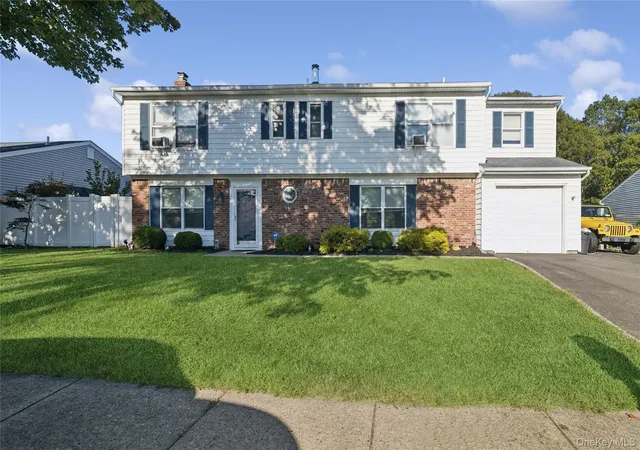 Photo 1 of Single family home for sale at 7 Springmeadow Dr, Islip, NY 11741 | MLS# 1049413 | Listing updated on 2026-09-20