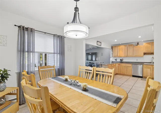 Photo 2 of Single family home for sale at 7 Springmeadow Dr, Islip, NY 11741 | MLS# 1049413 | Listing updated on 2026-09-20