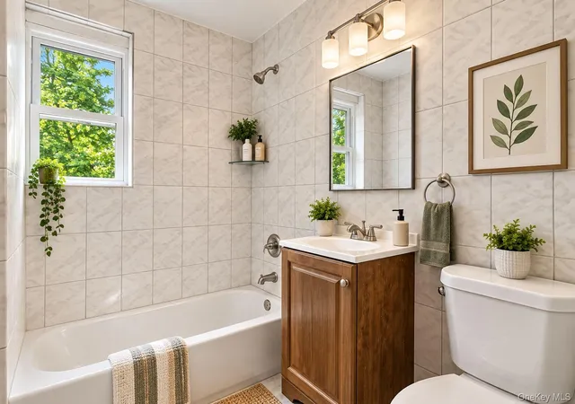 Listing Photo 5 - Condo for sale in building located at 15 Stewart Pl, Yonkers, NY 10603