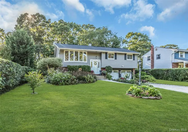Photo 1 of Single family home for sale at 160 Overlook Dr, Islip, NY 11730 | MLS# 1049430 | Listing updated on 2026-10-06