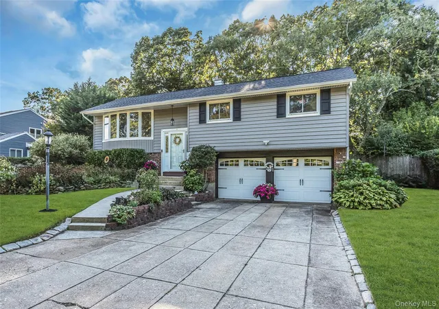 Photo 3 of Single family home for sale at 160 Overlook Dr, Islip, NY 11730 | MLS# 1049430 | Listing updated on 2026-10-06