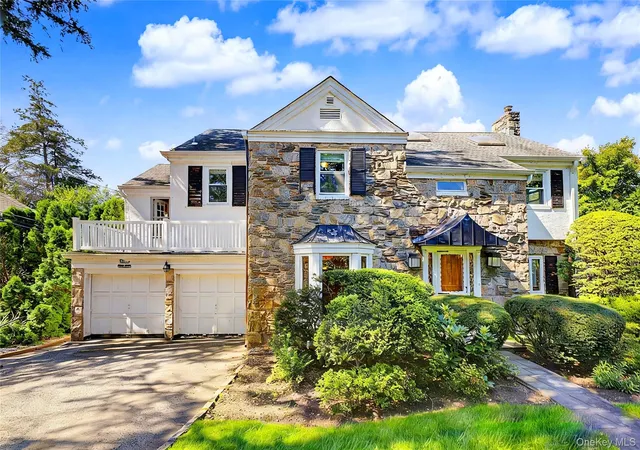 Photo 2 of Single family home for sale at 9 Old Pond Rd, North Hempstead, NY 11023 | MLS# 1049432 | Listing updated on 2026-09-12